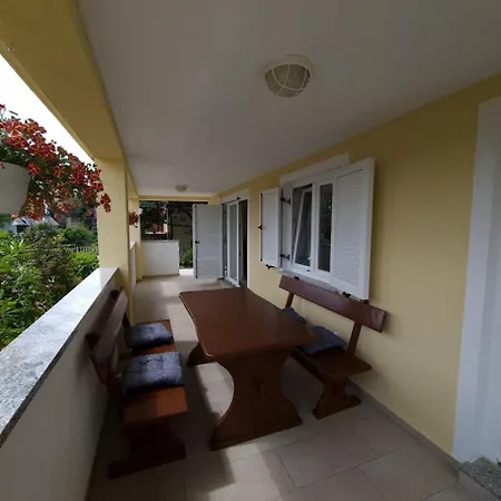 Eden Apartment *