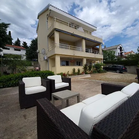 Eden Apartman *